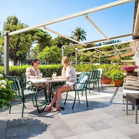 Riviera Готель